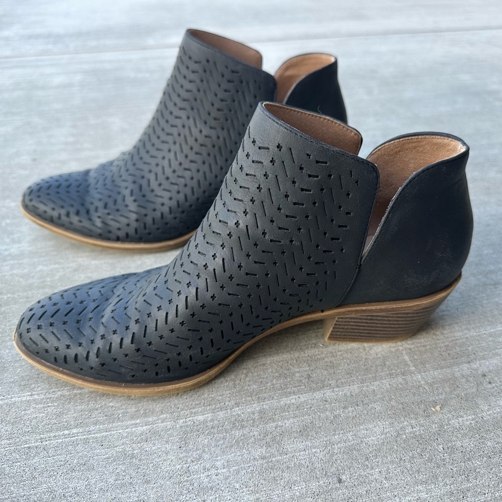Women’s 9.5 Lifestride Payton Black Perforated Ankle Boots